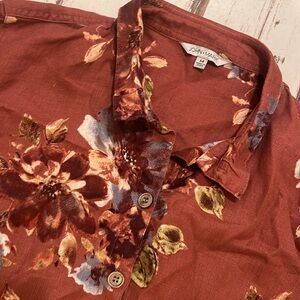 Thanksgivng sale! Ladies John Mark brand rust floral tunic